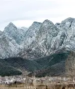  嵩山鲸鲨队鏖战关中黑豹队，棒球半决赛火力全开，转换速度占优。客场静默反击-贝博官方网址