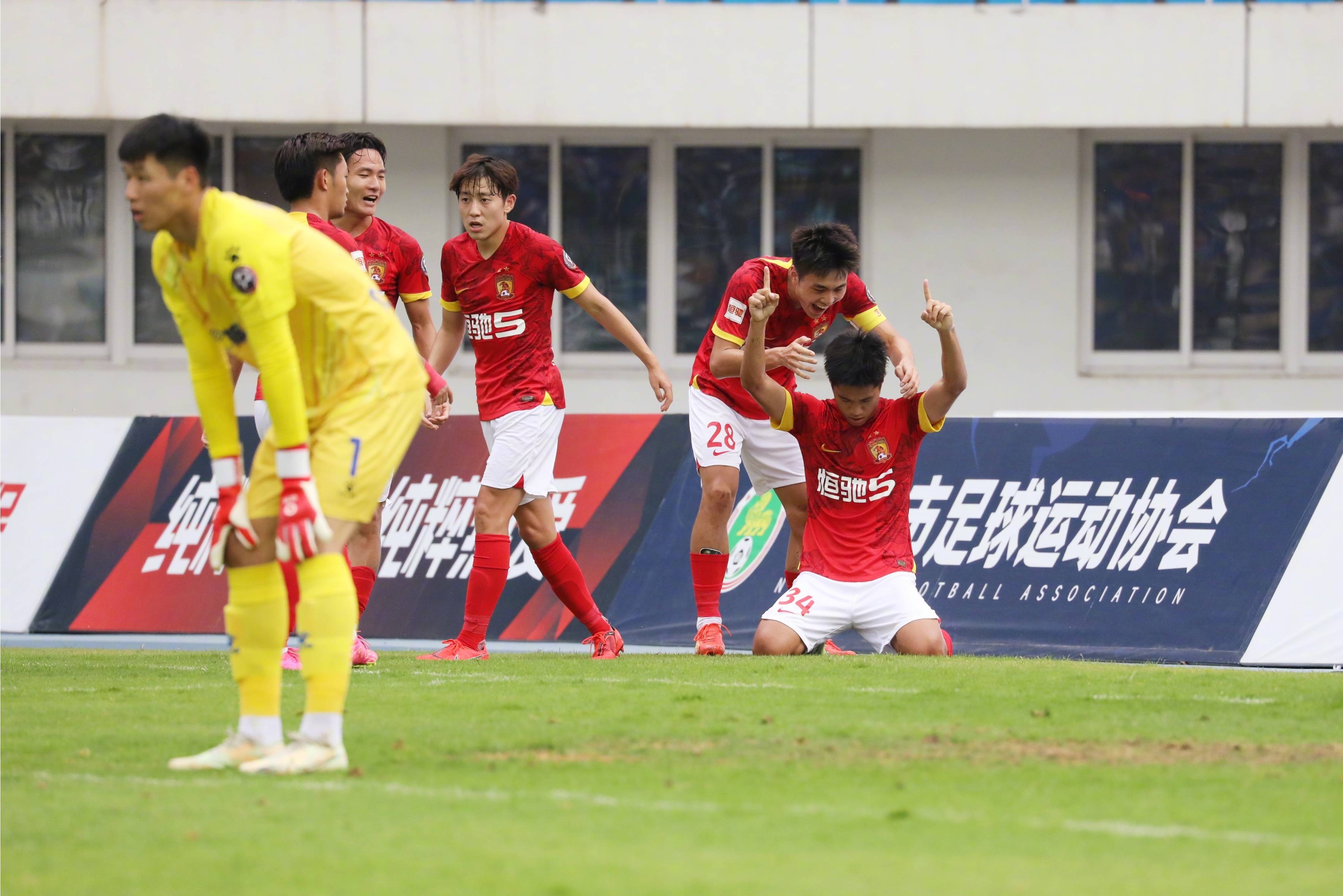 关于里程碑夜阿斯顿维拉完成体检，中超国际比赛日刷纪录，引发热议，阵容厚度经受考验的信息