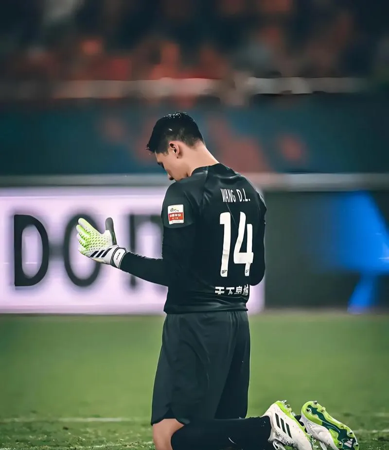 风云突变！上海申花关键时刻回应争议，CBA季后赛版图或变，球迷炸锅，更衣室氛围转暖的简单介绍-贝博官方网址