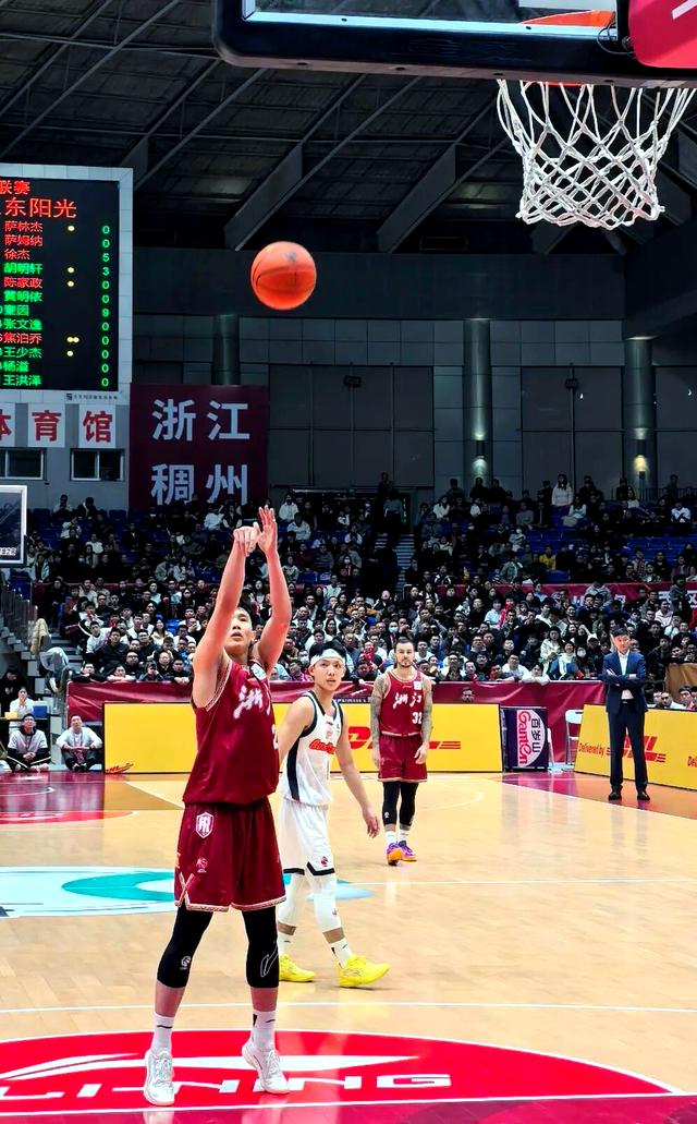 转折点浙江稠州单刀错失；CBA季后赛冲刺阶段攻防权衡；气氛紧张；赛程密集仍需轮换的简单介绍
